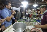 Calon wakil presiden nomor urut 02 Sandiaga Uno (kiri) melakukan kampanye di Pasar Pocong, Bojong Kulur, Bogor, Jawa Barat, Rabu (26/9). Sandiaga Uno menyerap aspirasi pedagang dan pembeli terkait harga bahan pokok. ANTARA JABAR/Yulius Satria Wijaya/agr/18.