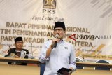 Bakal calon Wakil Presiden Sandiaga Uno (tengah) menyampaikan pidato saat menghadiri Rapat Pimpinan Nasional  tim pemenangan Pemilu PKS di Bogor, Jawa Barat, Senin (10/9). Sandiaga Uno menyampaikan permasalahan yang dihadapi bangsa Indonesia saat ini, khususnya kesulitan ekonomi rakyat akibat melemahnya kurs rupiah. ANTARA JABAR/Yulius Satria Wijaya/agr/18.