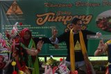 Bakal Calon Wakil Presiden Sandiaga Uno menari bersama seniman saat mengunjungi Kampung Budaya Topeng Malangan Polowijen, Malang, Jawa Timur, Rabu (12/9). Dalam pidatonya, Sandiaga menyatakan dukungannya terhadap upaya kreatif masyarakat Polowijen untuk melestarikan budaya sekaligus menggerakkan perekonomian melalui pasar budaya di kawasan tersebut. Antara Jatim/Ari Bowo Sucipto/mas/18.