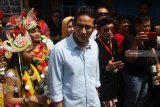 Bakal Calon Wakil Presiden Sandiaga Uno menyapa sejumlah seniman saat mengunjungi Kampung Budaya Topeng Malangan Polowijen, Malang, Jawa Timur, Rabu (12/9). Dalam pidatonya, Sandiaga menyatakan dukungannya terhadap upaya kreatif masyarakat Polowijen untuk melestarikan budaya sekaligus menggerakkan perekonomian melalui pasar budaya di kawasan tersebut. Antara Jatim/Ari Bowo Sucipto/mas/18.