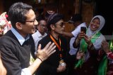 Bakal Calon Wakil Presiden Sandiaga Uno menyapa sejumlah seniman saat mengunjungi Kampung Budaya Topeng Malangan Polowijen, Malang, Jawa Timur, Rabu (12/9). Dalam pidatonya, Sandiaga menyatakan dukungannya terhadap upaya kreatif masyarakat Polowijen untuk melestarikan budaya sekaligus menggerakkan perekonomian melalui pasar budaya di kawasan tersebut. Antara Jatim/Ari Bowo Sucipto/mas/18.