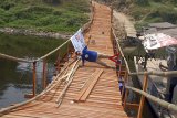 Cawapres nomor urut 02 Sandiaga Uno berpose di jembatan saat meninjau Sungai CIleungsi yang tercemar limbah di Gunung Putri, Bogor, Jawa Barat, Rabu (26/9). Sandi memberikan solusi mengenai pencemaran sungai tersebut. ANTARA JABAR/Yulius Satria Wijaya/agr/18.