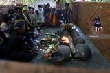 Sejumlah pemangku adat berdoa saat prosesi sedekah bumi di Punden Suko, Desa Sukorejo, Kediri, Jawa Timur, Kamis (27/9). Tradisi Sedekah Bumi pada bulan Suro (penanggalan Jawa) tersebut sebagai tolak bala sekaligus perwujudan rasa syukur berlimpahnya rejeki dari yang maha kuasa. Antara Jatim/Prasetia Fauzani/mas/18.