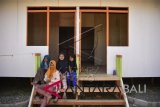 Sejumlah anak-anak korban gempa berada di bangunan 'Integrated Community Shelter' atau hunian sementara untuk korban gempa bumi di Desa Gondang, Kecamatan Gangga, Tanjung, Lombok Utara, NTB, Selasa (4/9). Aksi Cepat Tanggap (ACT) melalui program-program pemulihan pascabencana membangun sebanyak 160 unit hunian sementara untuk korban gempa yang terintegrasi dengan fasilitas umum seperti masjid, sekolah dan sarana MCK. ANTARA FOTO/Ahmad Subaidi/wdy/2018.