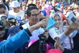 Calon wakil presiden nomor urut 2 Sandiaga Salahuddin Uno (tengah) berswafoto bersama seusai senam di Parkir timur Gelora Delta, Sidoarjo, Jawa Timur, Jumat (28/9). Selain senam dan sarapan dengan emak-emak peserta senam, Sandiago uno bersosialisasi dan berkampanye dalam rangka Pemilihan Presiden 2019. Antara Jatim/Umarul Faruq/mas/18.