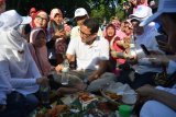 Calon wakil presiden nomor urut 2 Sandiaga Salahuddin Uno (tengah) Ketua Umum PAN sekaligus Ketua MPR Zulkifli Hasan (keempat kiri) bersama relawan seusai senam bersama di Parkir timur Gelora Delta, Sidoarjo, Jawa Timur, Jumat (28/9). Selain senam dan sarapan dengan emak-emak peserta senam, Sandiago uno bersosialisasi dan berkampanye dalam rangka Pemilihan Presiden 2019. Antara Jatim/Umarul Faruq/mas/18.