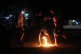 Sejumlah anak bermain sepak bola api di Kampoeng Dolanan Kenjeran, Surabaya, Jawa Timur, Minggu (2/9). Kegiatan tersebut merupakan bagian dari Festival Kampoeng Dolanan 2.0 yang bertujuan untuk melestarikan permainan-permainan tradisional. Antara Jatim/Moch Asim/18.