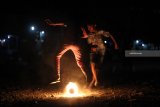 Sejumlah anak bermain sepak bola api di Kampoeng Dolanan Kenjeran, Surabaya, Jawa Timur, Minggu (2/9). Kegiatan tersebut merupakan bagian dari Festival Kampoeng Dolanan 2.0 yang bertujuan untuk melestarikan permainan-permainan tradisional. Antara Jatim/Moch Asim/18.
