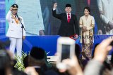 Gubernur Jawa Barat Ridwan Kamil (kiri) bersama Penjabat Gubernur Jabar M Iriawan (kedua kanan) dan istri Novita Ariyanti (kanan) meneriakan yel-yel seusai Sertijab Gubernur Jawa Barat di Gedung Sate, Bandung, Jawa Barat, Kamis (6/9). Ridwan Kamil dan UU Ruzhanul Ulum resmi menjabat Gubernur Jawa Barat masa jabatan 2018-2023. ANTARA JABAR/M Agung Rajasa/agr/18
