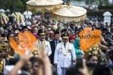 Gubernur Jawa Barat Ridwan Kamil bersama Wakil Gubernur UU Ruzhanul Ulum berjalan menuju Gedung Sate saat menghadiri Sertijab Gubernur Jawa Barat di Bandung, Jawa Barat, Kamis (6/9). Ridwan Kamil dan UU Ruzhanul Ulum resmi menjabat Gubernur Jawa Barat masa jabatan 2018-2023. ANTARA JABAR/M Agung Rajasa/agr/18