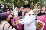 Ketua Umum Gerindra Prabowo Subianto menyapa pendukung dan simpatisan saat menghadiri serah terima jabatan ketua DPD Gerindra Jabar di Bandung, Jawa Barat, Rabu (19/9). Prabowo Subianto mengganti Ketua DPD Gerindra Jabar Mulyadi dengan Brigjen TNI (purn) Taufik Hidayat jelang Pileg dan Pilpres 2019. ANTARA JABAR/M Agung Rajasa/agr/18
