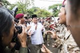 Ketua Umum Gerindra Prabowo Subianto (tengah) disambut oleh kader Gerindra saat menghadiri serah terima jabatan ketua DPD Gerindra Jabar di Bandung, Jawa Barat, Rabu (19/9). Prabowo Subianto mengganti Ketua DPD Gerindra Jabar Mulyadi dengan Brigjen TNI (purn) Taufik Hidayat jelang Pileg dan Pilpres 2019. ANTARA JABAR/M Agung Rajasa/agr/18