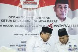 Ketua Umum Gerindra Prabowo Subianto (kiri) berbincang dengan Ketua DPD Gerindra Jabar terpilih Brigjen TNI (purn) Taufik Hidayat (kanan) saat menghadiri serah terima jabatan ketua DPD Gerindra Jabar di Bandung, Jawa Barat, Rabu (19/9). Prabowo Subianto mengganti Ketua DPD Gerindra Jabar Mulyadi dengan Brigjen TNI (purn) Taufik Hidayat jelang Pileg dan Pilpres 2019. ANTARA JABAR/M Agung Rajasa/agr/18
