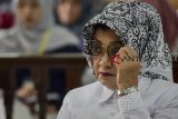 Bupati Subang non aktif Imas Aryumningsih menjalani sidang putusan di Pengadilan Tindak Pidana Korupsi (Tipikor), Bandung, Jawa Barat, Senin (24/9). Dalam sidang tersebut, Majelis Hakim memutuskan Imas Aryumningsih dengan hukuman enam tahun enam bulan penjara, denda 500 juta subsider tiga bulan kurungan atas kasus dugaan suap perizinan lokasi di Kabupaten Subang. ANTARA JABAR/Raisan Al Farisi/agr/18