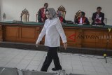 Bupati Subang non aktif Imas Aryumningsih berjalan meninggalkan ruang sidang usai mengikuti sidang putusan di Pengadilan Tipikor, Bandung, Jawa Barat, Rabu (19/9). Putusan sidang atas kasus dugaan suap perizinan lokasi di Kabupaten Subang dengan tuntutan delapan tahun penjara dan denda Rp 500 juta dengan tersangka Bupati Subang non aktif Imas Aryumningsih tersebut gagal dibacakan akibat persyaratan administrasi yang belum lengkap. ANTARA JABAR/Raisan Al Farisi/agr/18