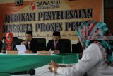 Pimpinan sidang yang juga Ketua Bawaslu Kabupaten blitar Hakam Solahudin (kedua kanan) membacakan putusan saat berlangsungnya sidang Ajudikasi Penyelesaian Sengketa Proses Pemilu di Blitar, Jawa Timur, Selasa (4/9). Bawaslu Kabupaten Blitar memenangkan gugatan Edy Muklison yang sebelumnya dinyatakan Tidak Memenuhi Syarat (TMS) oleh KPU Kabupaten Blitar lantaran berstatus mantan terpidana kasus korupsi pengurusan sertifikat massal. Antara Jatim/Irfan Anshori/mas/18.