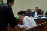 Terdakwa Wali kota nonaktif Mojokerto, Masud Yunus menjalani sidang tuntutan kasus suap pembahasan perubahan Anggaran Pendapatan Belanja Daerah Kota Mojokerto Tahun 2017 di Pengadilan Tindak Pidana Korupsi (Tipikor) Juanda, Sidoarjo, Jawa Timur, Selasa (18/9). Jaksa penuntut umum menuntut Masud Yunus dengan pidana selama empat tahun penjara dan denda Rp250 juta dengan subsider kurungan selama tiga bulan serta pencabutan hak politik selama empat tahun. Antara Jatim/Umarul Faruq/mas/18.