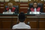 Terdakwa Wali kota nonaktif Mojokerto, Masud Yunus menjalani sidang tuntutan kasus suap pembahasan perubahan Anggaran Pendapatan Belanja Daerah Kota Mojokerto Tahun 2017 di Pengadilan Tindak Pidana Korupsi (Tipikor) Juanda, Sidoarjo, Jawa Timur, Selasa (18/9). Jaksa penuntut umum menuntut Masud Yunus dengan pidana selama empat tahun penjara dan denda Rp250 juta dengan subsider kurungan selama tiga bulan serta pencabutan hak politik selama empat tahun. Antara Jatim/Umarul Faruq/mas/18.