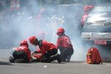 Anggota Palang Merah Indonesia (PMI) memberikan pertolongan pertama pada korban bencana alam saat simulasi di Pamekasan, Jawa Timur, Kamis (13/9). Kegiatan yang dihadiri perwakilan PMI se Jatim itu merupakan bagian dari pelaksanaan HUT ke-73 PMI yang dipusatkan di kabupaten tersebut. Antara Jatim/Saiful Bahri/mas/18.