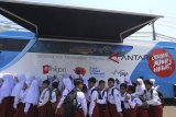 Sejumlah siswa sekolah dasar mengantre untuk mengikuti kegiatan sosialisasi anti korupsi di alun-alun Indramayu, Jawa Barat, Rabu (26/9). Kegiatan 