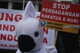 Pegiat lingkungan hidup yang tergabung dalam Pro Fauna melakukan aksi teaterikal untuk memperingati Hari Kakatua Indonesia di depan Balaikota Malang, Jawa Timur, Jumat (14/9). Selain menyatakan dukungan terhadap Peraturan Menteri LHK Nomor 20 Tahun 2018 tentang perlindungan satwa mereka juga menyerukan pada masyarakat untuk tidak membeli burung kakatua karena termasuk satwa yang dilindungi. Antara Jatim/Ari Bowo Sucipto/mas/18.