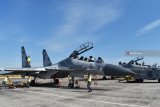 Teknisi melakukan perawatan pesawat tempur Sukhoi dari Skuadron Udara 11 Lanud Hasanuddin Makassar di Lanud Iswahjudi Magetan, Jawa Timur, Selasa (4/9). Sebanyak empat unit pesawat Sukhoi SU-30 dan SU-27 bergabung dengan pesawat T-50i Golden Eagle dari Skuadron Udara 15 dan F-16 Fighting Falcon dari Skuadron Udara 3 Lanud Iswahjudi untuk melaksanakan manuver lapangan dalam Latihan Sikatan Daya 2018 di 