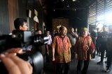 Kepala Pusat Data Informasi dan Humas Badan Nasional Penanggulangan Bencana (BNPB), Sutopo Purwo Nugroho (kiri) berbincang dengan Sekjen Majelis Adat Dayak Nasional (MADN), Yakobus Kumis (dua kanan) saat akan menjalani prosesi hukum adat Dayak di Rumah Betang, Pontianak, Selasa (4/9). Sutopo yang sedang mengalami penyakit kanker paru stadium IV tersebut, meminta maaf kepada masyarakat Dayak Kalbar dan mencabut kembali pernyataannya bahwa tradisi berladang serentak Suku Dayak menjadi penyebab bencana kabut asap di provinsi Kalbar. ANTARA FOTO/Sheravim/jhw/18