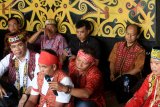 Kepala Pusat Data Informasi dan Humas Badan Nasional Penanggulangan Bencana (BNPB), Sutopo Purwo Nugroho (dua kanan) didampingi Sekjen Majelis Adat Dayak Nasional (MADN), Yakobus Kumis (kanan) dan Ketua Dewan Adat Dayak Kalbar, Jakius Sinyor (kiri), menjalani prosesi hukum adat Dayak di Rumah Betang, Pontianak, Selasa (4/9). Sutopo yang sedang mengalami penyakit kanker paru stadium IV tersebut, meminta maaf kepada masyarakat Dayak Kalbar dan mencabut kembali pernyataannya bahwa tradisi berladang serentak Suku Dayak menjadi penyebab bencana kabut asap di provinsi Kalbar. ANTARA FOTO/Sheravim/jhw/18


