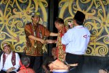 Kepala Pusat Data Informasi dan Humas Badan Nasional Penanggulangan Bencana (BNPB), Sutopo Purwo Nugroho (dua kiri) bersalaman dengan Sekjen Majelis Adat Dayak Nasional (MADN), Yakobus Kumis (dua kanan) usai menjalani prosesi hukum adat Dayak di Rumah Betang, Pontianak, Selasa (4/9). Sutopo yang sedang mengalami penyakit kanker paru stadium IV tersebut, meminta maaf kepada masyarakat Dayak Kalbar dan mencabut kembali pernyataannya bahwa tradisi berladang serentak Suku Dayak menjadi penyebab bencana kabut asap di provinsi Kalbar. ANTARA FOTO/Sheravim/jhw/18


