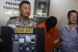 Polisi menggiring tersangka narkoba berinisial FX menuju ruang tahanan Polresta Malang, Jawa Timur, Kamis (13/9). Bersama tersangka polisi menyita barangbukti berupa narkoba jenis sabu-sabu siap edar seberat 100 gram atau senilai 50 juta rupiah yang disembunyikan di dalam bungkus makanan ringan. Antara Jatim/Ari Bowo Sucipto/mas/18.