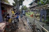 Warga beraktivitas di sebuah pemukiman di Bandung, Jawa Barat, Senin (17/9). Pemerintah melalui Kementerian Perencanaan Pembangunan Nasional/Bappenas akan menekan angka kemiskinan pada kisaran 8,5 hingga 9,5 persen pada tahun 2019 dengan mengoptimalkan Program Keluarga Harapan (PKH) bagi 10 juta Keluarga Penerima Manfaat (KPM). ANTARA JABAR/Raisan Al Farisi/agr/18.
