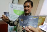 Kepala Tim Sistem Pembayaran Bank Indonesia regional Kediri Beny Wicaksono memperlihatkan katu ATM berlogo Gerbang Pembayaran Nasional (GPN) di Kota Kediri, Jawa Timur, Jumat (14/9). Bank Indonesia menargetkan sistem pembayaran melalui kartu wajib terkoneksi GPN pada tahun 2022 guna menjamin keamanan dan kenyamanan bertransaksi sekaligus mendorong inklusi keuangan Indonesia. Antara Jatim/Prasetia Fauzani/mas/18.