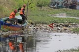 Relawan dari Kelompok Peduli Prajagumiwang membersihkan sampah plastik di muara Sungai Karangsong di Indramayu, Jawa Barat, Kamis (13/9). Pemerintah menargetkan pengurangan 70 persen sampah plastik di laut pada 2025 yang diperkuat dengan kebijakan Rencana Aksi Nasional pengelolaan sampah laut melalui Peraturan Presiden. ANTARA JABAR/Dedhez Anggara/agr/18.