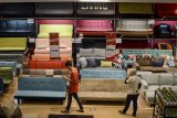 Pengunjung memilih furnitur di salah satu pusat perbelanjaan di Bandung, Jawa Barat, Senin (10/9). Himpunan Industri Mebel dan Kerajinan Indonesia meminta dukungan pemerintah dan para pemangku kepentingan untuk mewujudkan target penjualan furnitur sebesar 5 miliar USD pada akhir 2019. ANTARA JABAR/Raisan Al Farisi/agr/18.