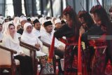 Gubernur Jawa Timur terpilih Khofifah Indar Parawansa (kedua kiri) didampingi Wakil Gubernur Jawa Timur terpilih Emil Elestianto Dardak (ketiga kiri) dan istri Arumi Bachsin (kiri) menyaksikan Tari Remo disela-sela Tasyakuran Relawan Khofifah-Emil di Surabaya, Jawa Timur, Sabtu (8/9). Tasyakuran relawan tersebut bentuk terimakasih dan syukur pada relawan dan partai pengusung dalam Pilgub 2018. Antara Jatim/M Risyal Hidayat/mas/18.