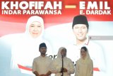 Gubernur Jawa Timur terpilih Khofifah Indar Parawansa (tengah) didampingi Wakil Gubernur Jawa Timur terpilih Emil Elestianto Dardak (kiri) dan istri Arumi Bachsin (kanan) menyampaikan sambutan disela-sela Tasyakuran Relawan Khofifah-Emil di Surabaya, Jawa Timur, Sabtu (8/9). Tasyakuran relawan tersebut bentuk terimakasih dan syukur pada relawan dan partai pengusung dalam Pilgub 2018. Antara Jatim/M Risyal Hidayat/mas/18.