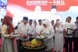 Gubernur Jawa Timur terpilih Khofifah Indar Parawansa (ketiga kanan) didampingi Wakil Gubernur Jawa Timur terpilih Emil Elestianto Dardak (kedua kiri) memotong tumpeng disela-sela Tasyakuran Relawan Khofifah-Emil di Surabaya, Jawa Timur, Sabtu (8/9). Tasyakuran relawan tersebut bentuk terimakasih dan syukur pada relawan dan partai pengusung dalam Pilgub 2018. Antara Jatim/M Risyal Hidayat/mas/18.