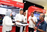 VP Sales and Marketing Area Jawa Bali Telkomsel Ericson Sibagariang (kedua kiri) bersama GM Corporate and Government Product Marketing Telkomsel Rini Apriliani (kiri) dan GM Account Management Area Jawa Bali Telkomsel Zulfikar (tengah) berbicang dengan salah satu pengunjung di salah satu stan saat media update Telkomsel myBusiness Exhibition di Surabaya, Jawa Timur, Kamis (20/9). Kegiatan yang menampilkan beragam solusi digital terintegrasi tersebut diharapkan menjadi upaya membantu dan mendukung perusahaan dalam meningkatkan peforma bisnis dan melakukan transformasi digital.  Antara Jatim/Zabur Karuru/18