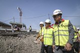 Gubernur Jawa Barat Ridwan Kamil (kanan) meninjau pembangunan Masjid Al Jabbar di Gedebage, Bandung, Jawa Barat, Jumat (28/9). Peninjauan tersebut dilakukan dalam rangka memastikan pembangunan Masjid Al Jabbar yang telah mencapai 50 persen itu lancar dan dapat rampung pada 2020 mendatang. ANTARA JABAR/Raisan Al Farisi/agr/18