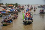 Sejumlah kapal nelayan pengangkut warga berlayar menuju laut saat Nadran Laut Kaum Nelayan di TPI Ciparage, Karawang, Jawa Barat, Minggu (23/9). Ratusan kapal nelayan mengikuti tradisi tersebut sebagai rasa syukur nelayan atas keselamatan dan rezeki yang diberikan Tuhan melalui hasil laut yang berlimpah. ANTARA JABAR/M Ibnu Chazar/agr/18.