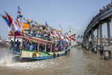 Warga menyaksikan kapal menuju laut saat Nadran Laut di TPI Ciparage, Karawang, Jawa Barat, Minggu (23/9). Nelayan dengan ratusan kapal melakukan tradisi Nadran sebagai rasa syukur atas keselamatan dan rezeki yang diberikan Tuhan melalui hasil laut yang berlimpah. ANTARA JABAR/M Ibnu Chazar/agr/18.