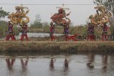 Warga mengikuti gelaran tradisi Ngunjung Leluhur di desa Pabean Udik, Indramayu, Jawa Barat, Rabu (19/9). Ngunjung Leluhur merupakan salah satu tradisi yang dilakukan warga untuk mengungkapkan rasa syukur kepada Tuhan atas hasil pertanian yang mereka peroleh dengan cara membawa sesaji dan menggelar doa bersama di makam leluhur setempat. ANTARA JABAR/Dedhez Anggara/agr/18.