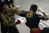 Dua orang pesilat saling serang saat tradisi Pencak Dor di Kelurahan Tamanan, Kota Kediri, Jawa Timur, Sabtu (8/9) malam. Tarung bebas satu lawan satu yang semula berasal dari tradisi pondok pesantren Lirboyo tersebut guna mempererat persahabatan antar perguruan silat. Antara Jatim/Prasetia Fauzani/mas/18.