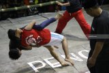 Dua orang pesilat saling serang saat tradisi Pencak Dor di Kelurahan Tamanan, Kota Kediri, Jawa Timur, Sabtu (8/9) malam. Tarung bebas satu lawan satu yang semula berasal dari tradisi pondok pesantren Lirboyo tersebut guna mempererat persahabatan antar perguruan silat. Antara Jatim/Prasetia Fauzani/mas/18.