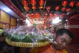 Seorang petugas membawa tumpeng milik warga keturunan Tionghoa ketika melakukan ritual 1 Suro atau 1 Hijriyah 1440 di Tempat Ibadah Tri Dharma (TITD) Hong San Ko Tee Surabaya, Jawa Timur, Selasa (11/9). Sebanyak 44 tumpeng suro-an merupakan tradisi mengharap berkah dari Tuhan Yang Maha Esa dan sebagai alat pemersatu dalam kerukunan antar umat beragama di Indonesia. Antara Jatim/M Risyal Hidayat/zk/18