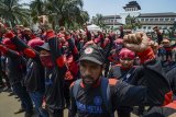 Buruh yang tergabung dalam Federasi Serikat Pekerja Metal Indonesia (FSPMI) melakukan aksi di depan Gedung Sate, Bandung, Jawa Barat, Kamis (27/9). Dalam aksinya, para buruh menuntut agar Gubernur Jawa Barat yang baru dapat menaikan upah di tahun 2019. ANTARA JABAR/Raisan Al Farisi/agr/18.