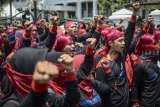 Buruh yang tergabung dalam Federasi Serikat Pekerja Metal Indonesia (FSPMI) melakukan aksi di depan Gedung Sate, Bandung, Jawa Barat, Kamis (27/9). Dalam aksinya, para buruh menuntut agar Gubernur Jawa Barat yang baru dapat menaikan upah di tahun 2019. ANTARA JABAR/Raisan Al Farisi/agr/18.