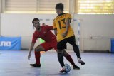 Pemain Timnas Futsal Putra Indonesia Al Fajri Rizki (kiri) berusaha menghentikan laju dari pemain futsal Giga FC M Iqbal Pamungkas dalam laga Trofeo Baskhara 2018 di Baskhara Futsal Arena Surabaya, Jawa Timur, Jumat (28/9). Timnas Futsal Putra Indonesia akan menjalani tiga laga uji coba dalam Trofeo Baskhara yang diikuti tiga peserta Pro Futsal League 2019 persiapan jelang kejuaraan AFF Futsal 2018 pada 5-11 November mendatang. Antara Jatim/M Risyal Hidayat/mas/18.