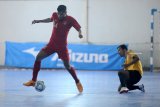 Pemain Timnas Futsal Putra Indonesia Marvin Alexa (kiri) melewati hadangan pemain futsal Giga FC dalam laga Trofeo Baskhara 2018 di Baskhara Futsal Arena Surabaya, Jawa Timur, Jumat (28/9). Timnas Futsal Putra Indonesia akan menjalani tiga laga uji coba dalam Trofeo Baskhara yang diikuti tiga peserta Pro Futsal League 2019 persiapan jelang kejuaraan AFF Futsal 2018 pada 5-11 November mendatang. Antara Jatim/M Risyal Hidayat/mas/18.