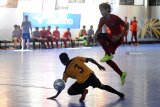 Pemain Timnas Futsal Putra Indonesia Sunny Rizky Suhenrdra (kanan) berusaha melewati hadangan dari pemain futsal Giga FC Moses Kernel (kiri) dalam laga Trofeo Baskhara 2018 di Baskhara Futsal Arena Surabaya, Jawa Timur, Jumat (28/9). Timnas Futsal Putra Indonesia akan menjalani tiga laga uji coba dalam Trofeo Baskhara yang diikuti tiga peserta Pro Futsal League 2019 persiapan jelang kejuaraan AFF Futsal 2018 pada 5-11 November mendatang. Antara Jatim/M Risyal Hidayat/mas/18.